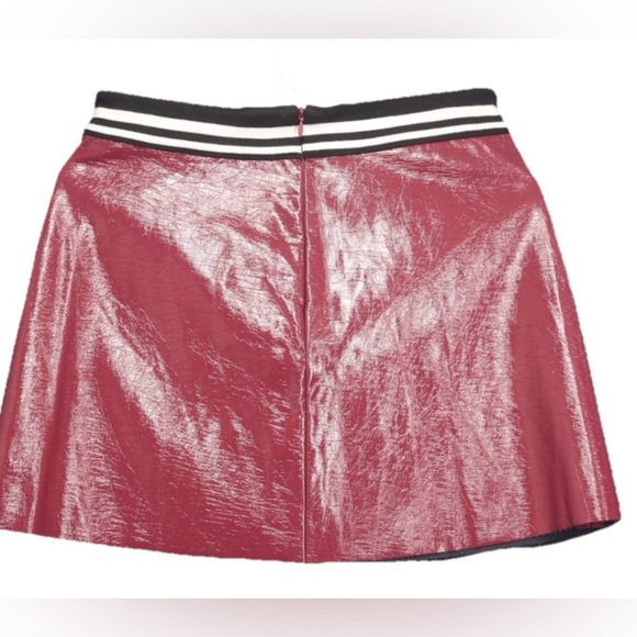 BCBGeneration Patent Faux Leather Pleated Mini Varsity Maroon Skirt Sz 6 K-Pop - Picture 2 of 10